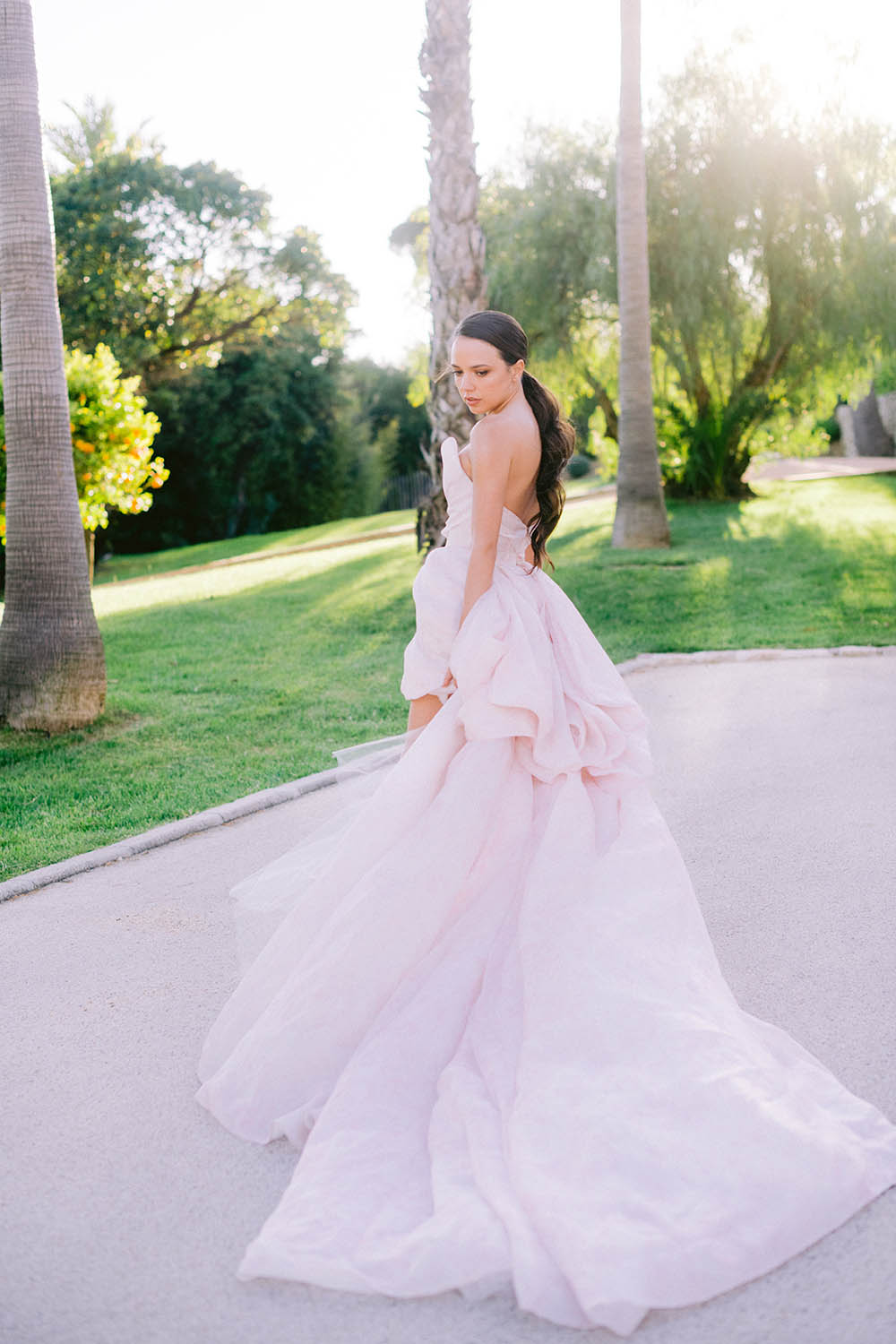 la mariée marche avec une robe monique lhuillier rose dans le domaine